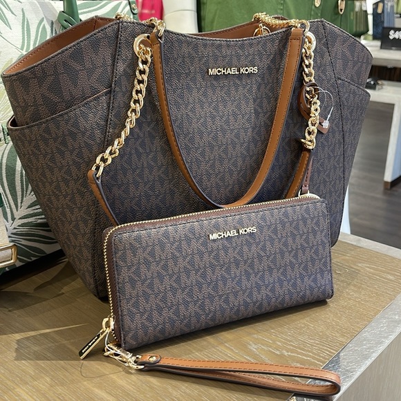 MICHAEL KORS 
Jet Set Lg Shoulder Bag & JST Lg Travel CONTINENTAL wallet-wristlt - Picture 1 of 16